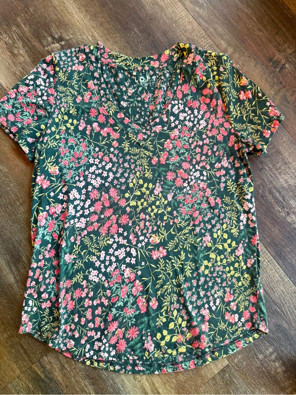LOFT Dark Green Floral V-Neck Short Sleeve Tee Small